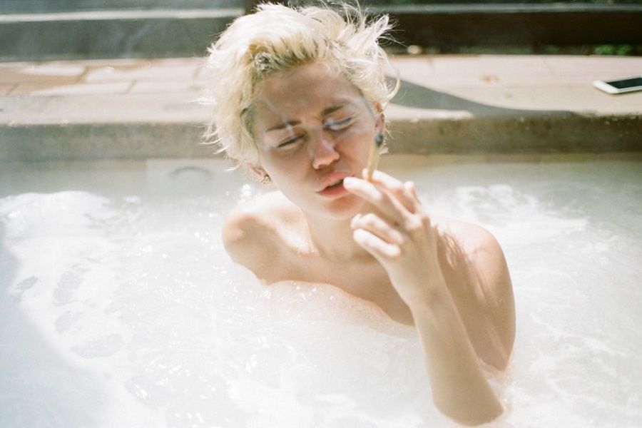 Nuevas imágenes personales de Miley Cyrus desnuda La BiblioTeta