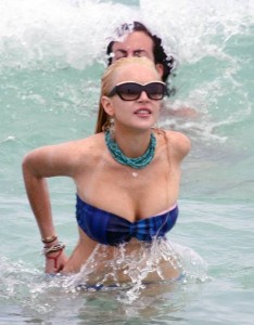 Lindsay-Lohan-nipple-slip-02