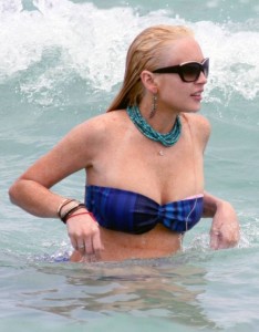 Lindsay-Lohan-nipple-slip-04