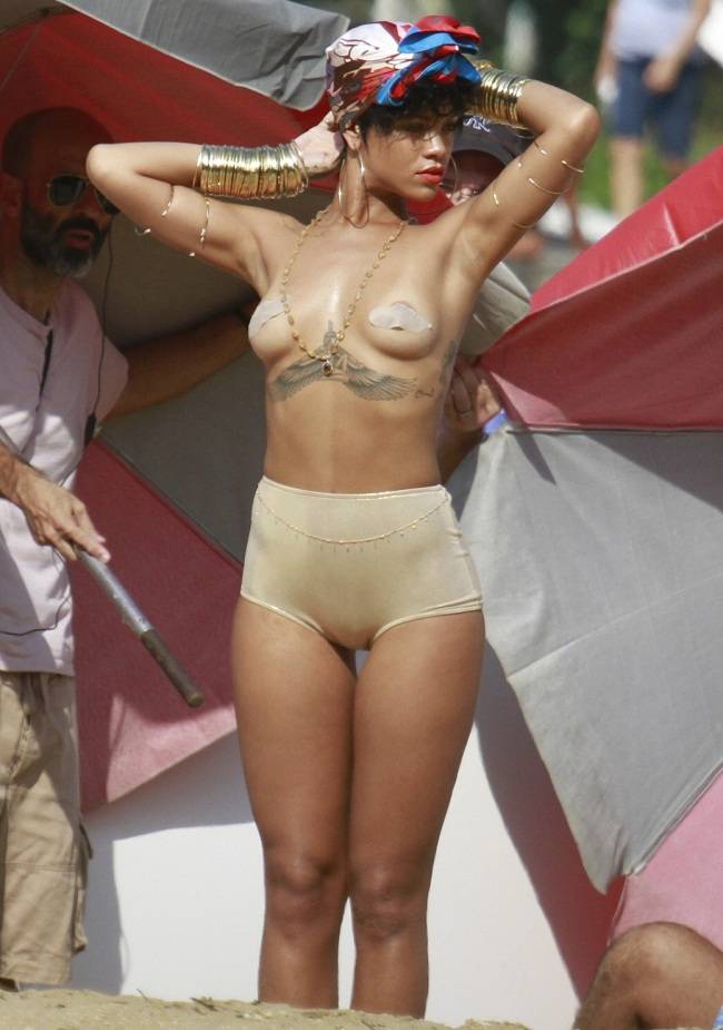 Rihanna topless 01