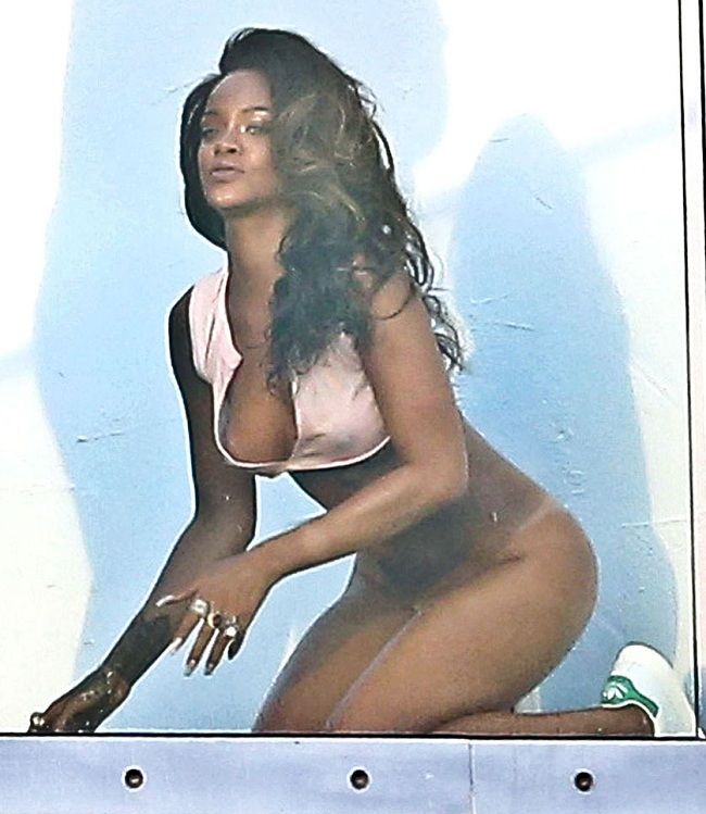 Rihanna No Panties 01