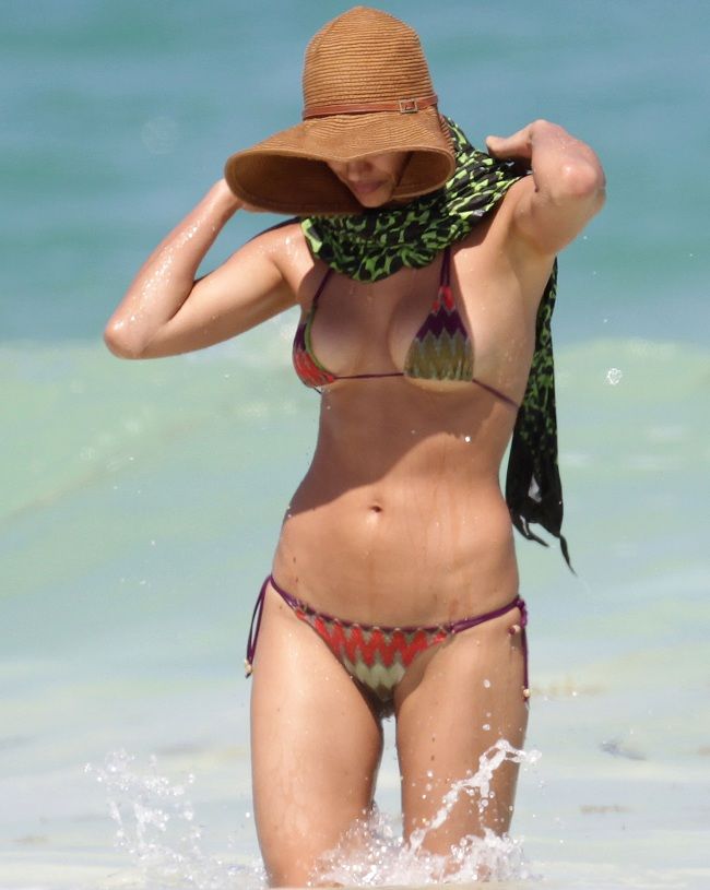 Irina Shayk bikini Mexico 01