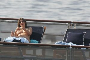 elizabeth-hurley-topless-italy-03