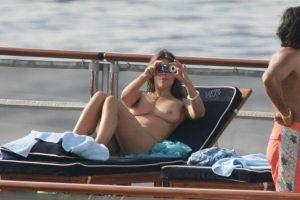 elizabeth-hurley-topless-italy-04