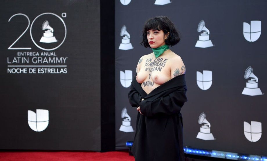 Mon Laferte en topless Grammys 2019